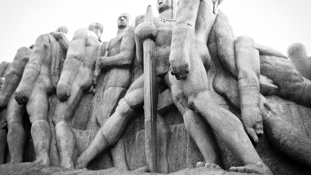 Monumento às Bandeiras Victor Brecheret. Na Papel e Tinta, vibram poetas que se modernizam e redigem artigos polemizantes, emparelhados com autores mais moderados – Gonzaga Duque, Cláudio de Souza e João do Norte (Gustavo Barroso). Nesse meio, a revista posiciona-se em 1920, ao erguer, corajosa, o “estandarte” modernista – Victor Brecheret escultor. No número 2, em junho, 1920, chancela seu apoio aos ideais revolucionários expressos na estratégia que ambiciona celebrar o centenário da Independência do Brasil, dotando a cidade/metrópole de um marco da renovação – o Monumento às bandeiras de Brecheret