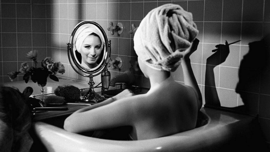 Steve Schapiro, Barbra Streisand in the bathtub, 1974. Mit freundlicher genehmigung der Camera Work Gallery