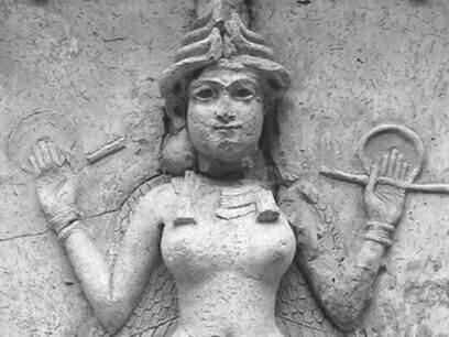 Inanna (ou Ishtar, na tradição acadiana posterior) foi uma das mais reverenciadas divindades da Mesopotâmia. Nos textos sumérios, é descrita como filha do deus-lua Nanna e irmã de Ereshkigal, a sombria rainha do submundo. Inanna representa o princípio vital que permeia amor, fertilidade, desejo e também a guerra, a dualidade essencial do feminino que cria e destrói