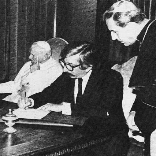 Dante Caputo, canciller del gobierno de Raúl Alfonsín, rubrica el Tratado de Paz y Amistad entre Argentina y Chile, Vaticano, 29 de noviembre de 1984