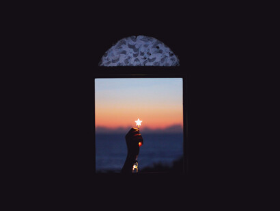 El sentido viene de la capacidad de sentir, de tener sensaciones respecto a algo; mientras lo común, se refiere a lo usual y adecuado aplicado a un colectivo o comunidad