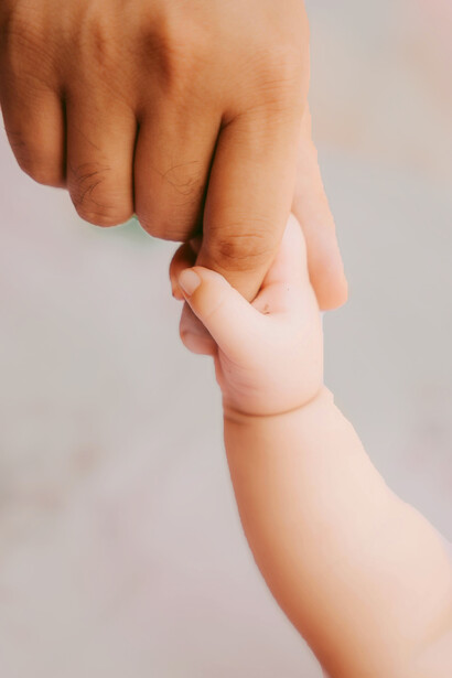 Padre e hijo tomados de la mano