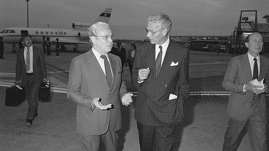 Javier Pérez de Cuéllar, former Prime Minister of Peru and then Secretary-General of the United Nations is welcomed by Dutch politician and diplomat Hans van den Broek at Amsterdam Airport Schiphol, 5th of September, 1988