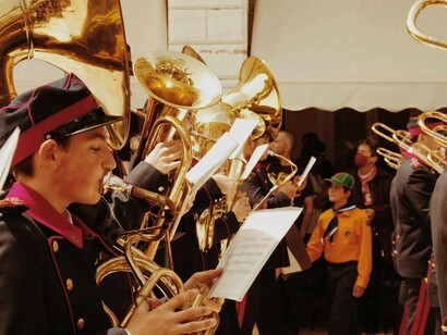 Banda musicale che si esibisce per le vie cittadine
