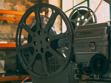 São tantos filmes, séries, documentários, animações e produções audiovisuais disponíveis sob o nosso comando que perdemos o ato de sairmos do nosso ambiente e mergulharmos no universo da sala escura, onde absorvemos de forma única as histórias, os dramas e as emoções da forma como essas obras foram imaginadas e produzidas por seus autores