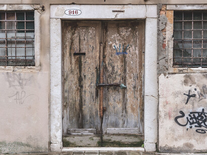 En la Calle Trigo, en una gran puerta verde, vivía Azucena, «la loca»