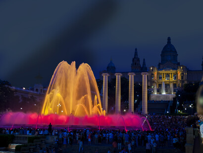Buïgas diseñó el proyecto de iluminación del palacio de la Industria, las fuentes del palacio Real de Pedralbes, y las cascadas y surtidores de la gran escalinata del palacio Nacional de Montjuic. Fuente Mágica de Montjuic, Barcelona, España