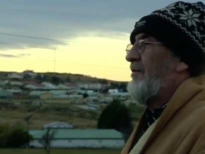 Rodolfo Mancilla vuelve al lugar donde fue torturado. Regimiento de Infantería Motorizada Nº 10 "Pudeto". "A Sangre fría- Pinochet y el Plan Z", 2003. Documental de Wilfried Huismann y Raúl Sohr. Punta Arenas, Chile