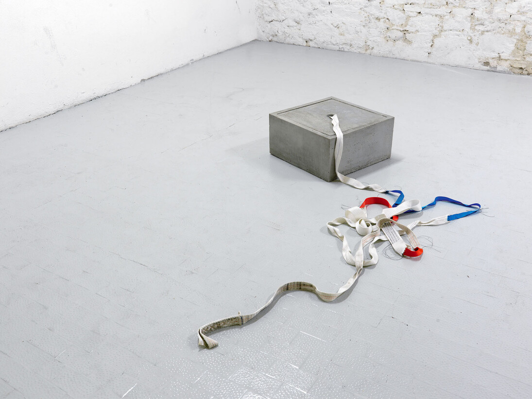 Giovanni Termini, Idea di coesione, 2013, cemento e fasce ricucite, cm 25x50x50. Courtesy of MAC