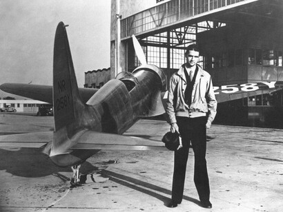 Howard Huges junto a su primer avión, el H1