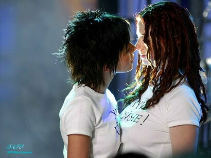 Beso lésbico del dúo ruso Tatú en Eurovisión