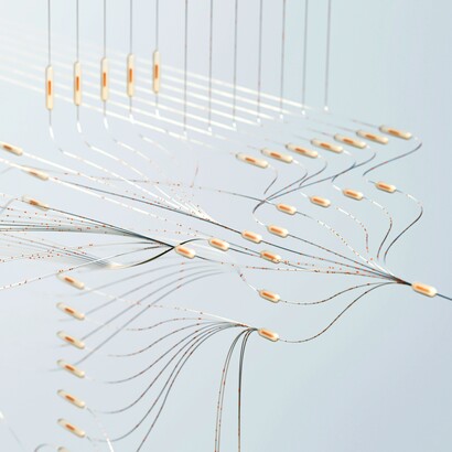 Il vero collo di bottiglia dell'IA contemporanea non sembra essere l'innovazione algoritmica, bensì la disponibilità di chip avanzati capaci di sostenere una domanda in continua crescita