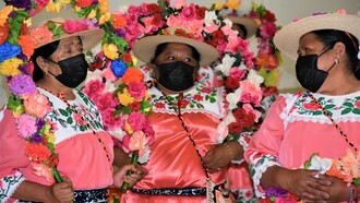 Si consideramos que pertenecemos a un determinado sector de la sociedad y esa pertenencia nos define, difícilmente podremos cambiar los patrones o conductas de comportamiento que nos identifican. 
Día Internacional de los Pueblos Indígenas 2022.  Mujeres mayores Indígenas, preparan un baile tradicional en el municipio de Jiquipilco, Estado de México, México