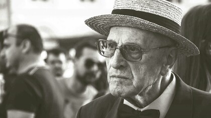 Homem idoso. A velhice se torna invisível quando o idoso fala e ninguém ouve. Quando sua sabedoria é vista como teimosia. Quando a memória viva de uma família é tratada como obstáculo. Essa marginalização tem rostos e histórias: mais de 4 milhões de idosos vivem sozinhos no Brasil, segundo o IBGE. Outros tantos estão em instituições de longa permanência, muitas vezes sem vínculo afetivo ou visitas