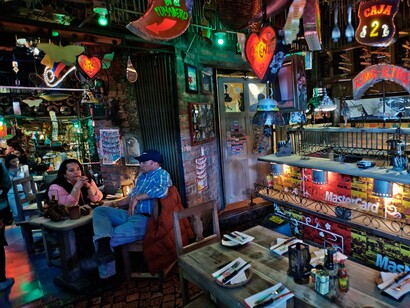Mesas con clientes en Andrés carne de res