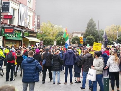 Manifestação antivacina em Dublin, Irland, 2021. O ceticismo gerado pelas críticas pós-modernas abriu espaço para uma multiplicidade de interpretações sobre fatos científicos, alimentando movimentos que desconfiam de vacinas ou negam a existência do aquecimento global

