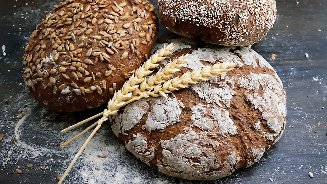 Delicious gluten-free buns accompanied by a nutritious cereal blend, perfect for a wholesome breakfast or snack