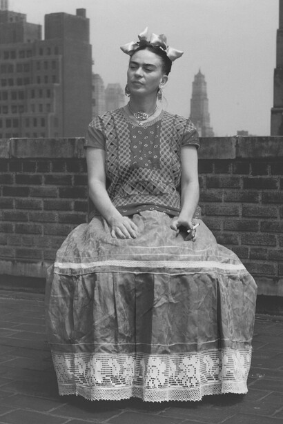 Frida Kahlo contribuyó en la formación de un nuevo tipo de identidad para la mujer y es reconocida, hoy, por muchos, como un símbolo feminista