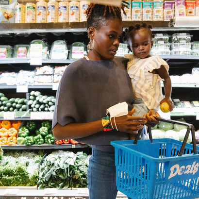 Mãe e filha escolhem alimentos em seção de alimentos não industrializados