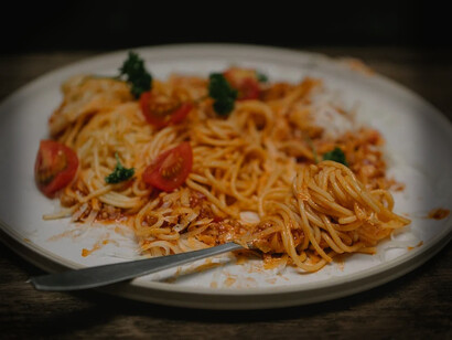 Fattostà, mi magno la pasta di zia e accade qualcosa di taumaturgico. Man mano che ficco pasta in bocca, la mastico e la inghiotto, mi sento rigenerare
