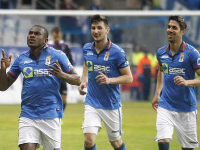 Los jugadores del Oviedo celebran un gol