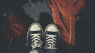 Scarpe Converse. Non posso tornare indietro e cammino, per continuare a camminare. Cerco grounding, qualcosa che mi trattenga. Leggera, una foglia secca, ora mossa, non puoi trovarmi più
