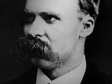 Su formación humanística, su conocimiento de los clásicos griegos y su relación con figuras como Richard Wagner influyeron profundamente en el desarrollo de su pensamiento.