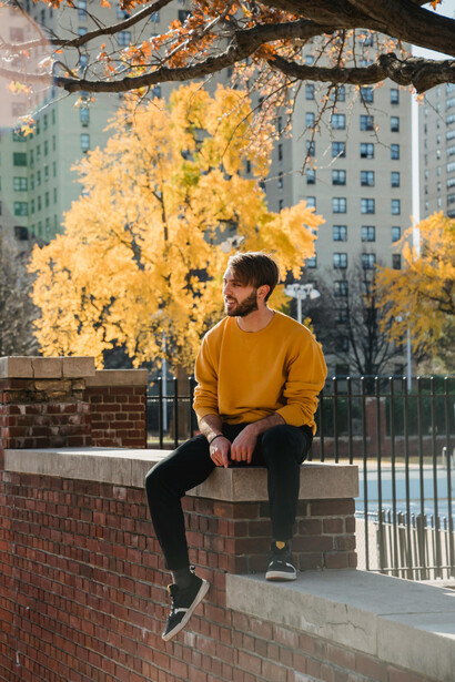 O contraste entre a calma exterior e a inquietação interna revelada durante uma caminhada solitária pela cidade