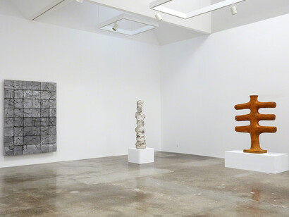 Sculpture 1958-1964, Exhibition view. Courtesy of Kayne Griffin Corcoran