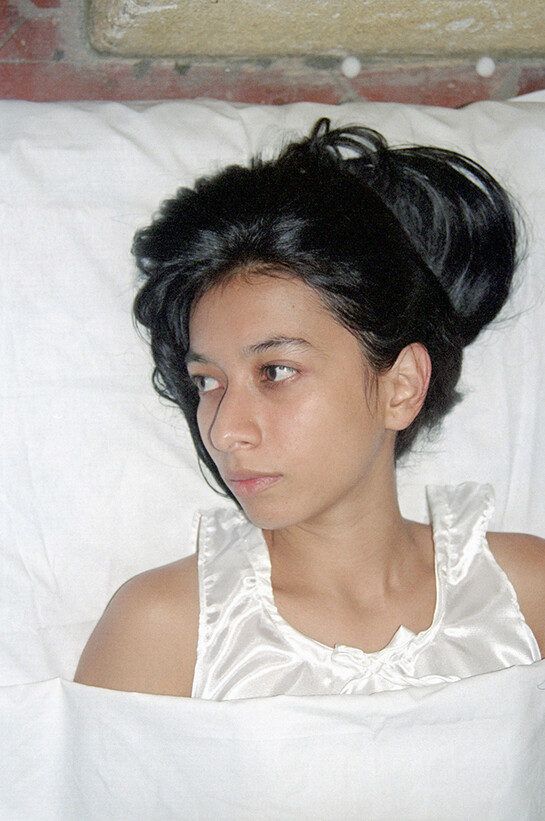 Regina José Galindo, Esperando al príncipe azul, 2001, Foto: Andrea Aragón. Collettiva Tripiarte, II Festival del centro histórico, Ciudad de Guatemala.
