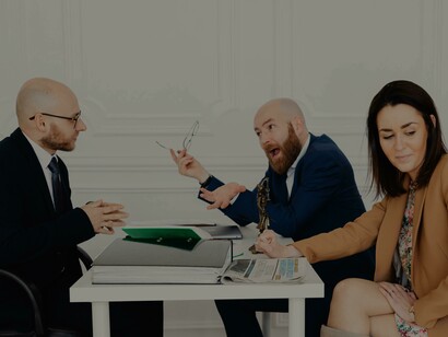 Colegas de trabalho discutem