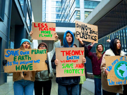 La transition juste commence par des pas décidés, illustrés par cette foule marchant pour un avenir plus équitable et durable