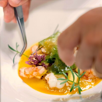 La semplicità, spesso la vera anima della cucina, può essere oscurata da un’eccessiva ricerca di perfezione estetica