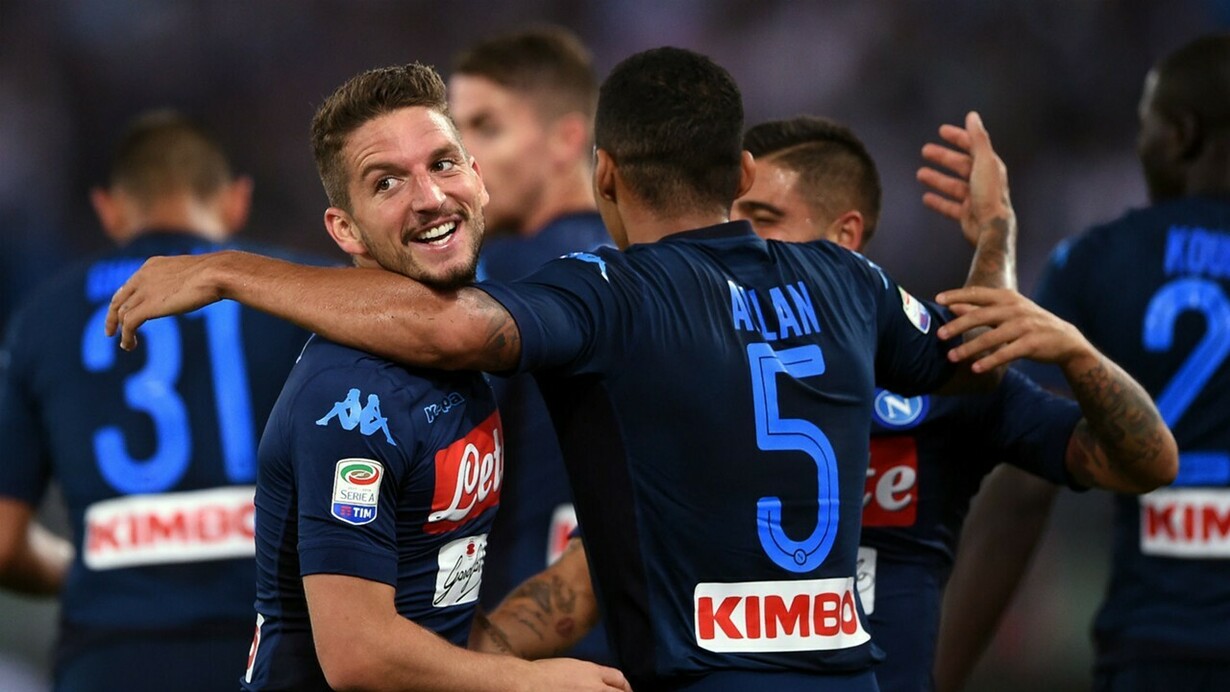 I giocatori del Napoli celebrano la vittoria contro la Lazio