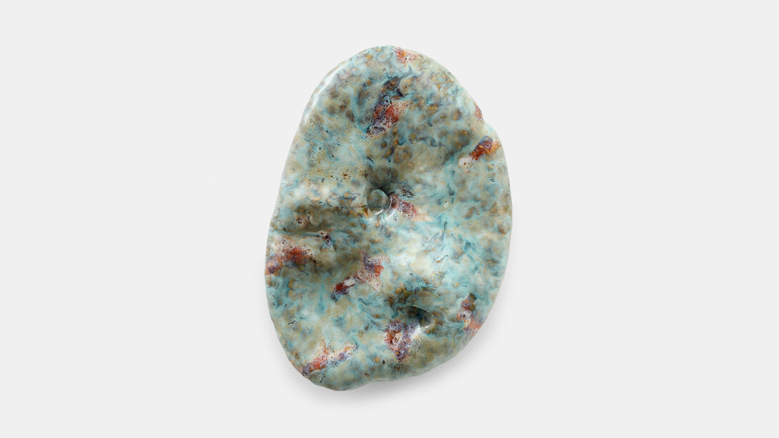 Akane Saijo,
Eyelid scent, 2023,
Ceramic,
16 5/8 x 12 1/2 x 5 3/4 inches. Courtesy of the artist and Blum Gallery LA