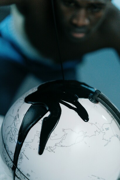 Globo. Come il progressismo si è trasformato in strumento di chiusura culturale e politica, influenzando le dinamiche di potere globale