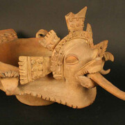 Plato con pedestal: representación draconiana

Materiales: Cerámica

Desarrollos Regionales 500 a.C.- 500 d.C.

Medidas: 253 mm de alto