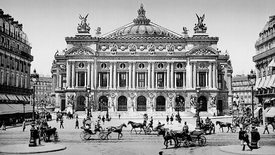 L'Opéra Garnier à Paris, en France, vers la fin du XIXe siècle