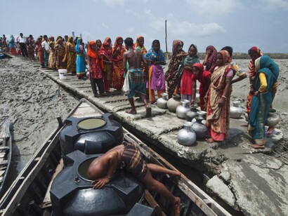 Jonas Bendiksen/National Geographic
Gilbari, Maheshwari Pur, Divisione Khulna, Bangladesh
Una chiatta trasporta acqua potabile in una zona colpita da un ciclone.

