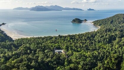 La baia di Teluk Datai, nella parte nord dell'isola, sede del The Datai Langkawi, uno dei resort più prestigiosi al mondo