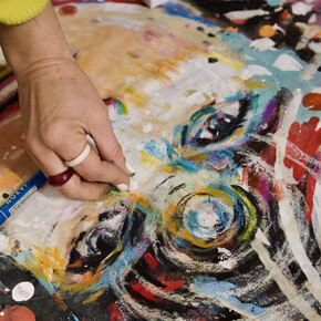 Alice Pasquini nel suo studio mentre lavora su Vestige. Per gentile concessione della Fondazione Primoli