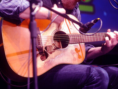 Glen Hansard e la sua chitarra. Nel backstage, dopo aver salutato l’amico liutaio svizzero e animatore culturale René Reusser, Hansard ha voluto provare al volo una chitarra appena realizzata, così pochi minuti dopo aver smesso di suonare sul palco si è ritrovato a suonare fuori dalla porta del suo camerino, con un sorriso stanco e felice sul viso