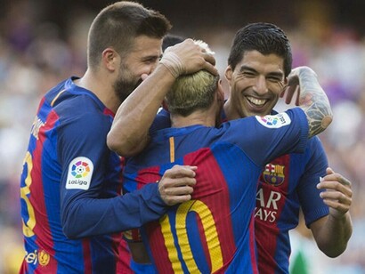 Piqué, Messi y Suárez celebran un gol del Barcelona
