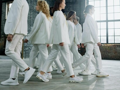 Assim, o algoritmo se torna um espelho amplificado das nossas próprias escolhas. Se você interage mais com publicações sobre viagens, ele te mostrará mais viagens. Se seus vídeos favoritos são sobre culinária, espere um mar de receitas. Ele não inventa o que você gosta; ele apenas otimiza a entrega do que já existe e que você já demonstra interesse