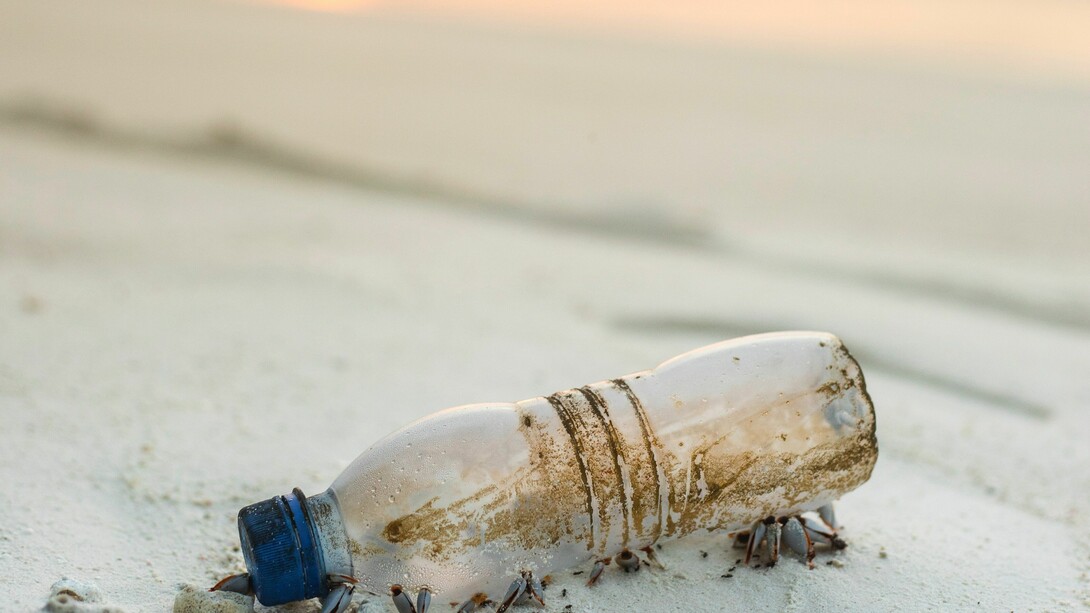 Una botella de plástico en una playa