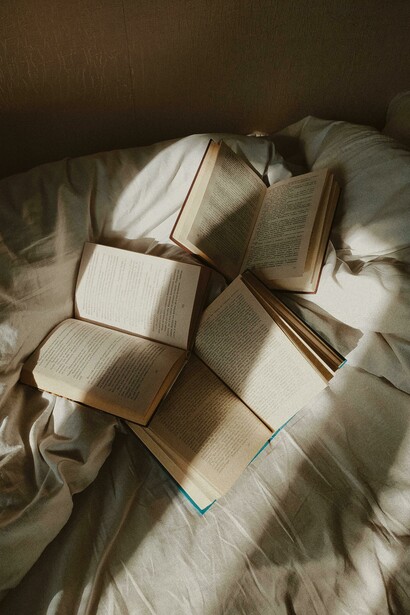 Libros abiertos sobre una cama. A veces, la literatura se usa para dañar a otros