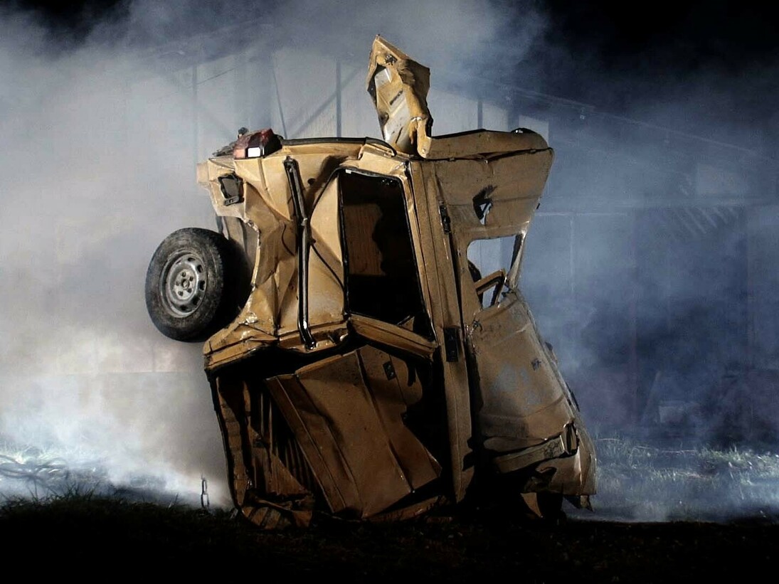 Florian Pugnaire et David Raffini, Energie sombre, 2012. Vidéo HD, 15 minutes, Ed 1/5 (comprise dans l’installation) Sculpture, Wolkswaggen transporter, chaînes Env. 200 x 120 x 300 cm, Courtesy des artistes et de la galerie Torri, Paris.