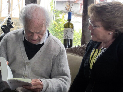Nicanor Parra al cumplir 100 años el día 4 de septiembre 2014 junto a la Presidenta de Chile Michele Bachelet. Brío ecolo-indigenista...