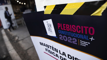 Cartel del Servel (Servicio Electoral de Chile) en un centro de votación de Chile durante el plebiscito del pasado 4 de septiembre de 2022
