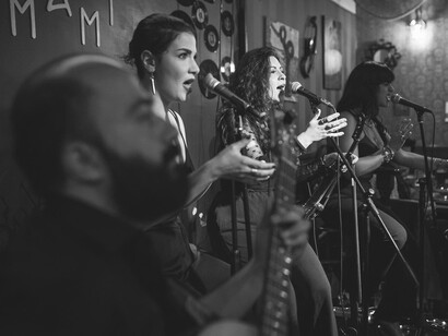 Kalìka, "Ago, filo ‘e parole…". Il trio composto da Vania Di Matteo (voce), Anna Rita Di Pace (voce e violino) e Giulia Olivieri (voce) – con la direzione musicale e gli arrangiamenti a cura di Gianluigi Capasso
